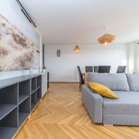 Glow - Opera Lesna ソポト