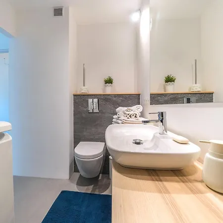 Glow - Opera Lesna ソポト